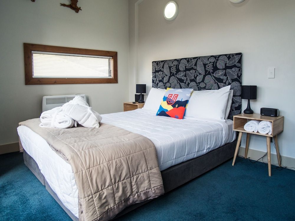 U Boutique Hotel Wellington King Studio with Balcony, Spa Pool, and Ensuite 2