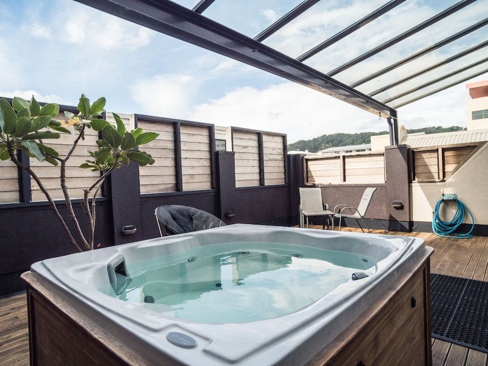 U Boutique Hotel Wellington King Studio with Balcony, Spa Pool, and Ensuite 7