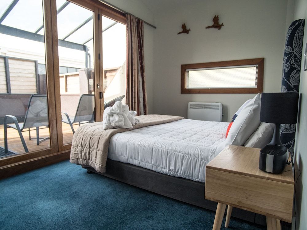 U Boutique Hotel Wellington King Studio with Balcony, Spa Pool, and Ensuite 3