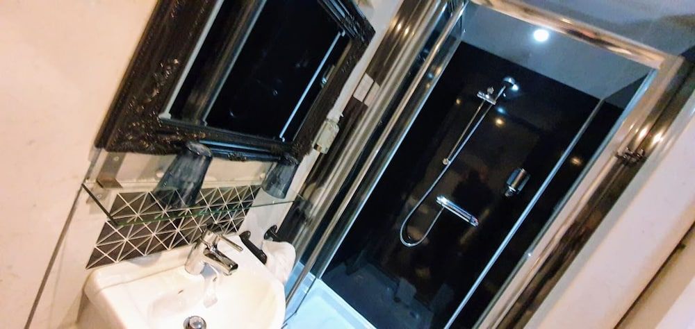 Clifton Guest House Superior Double Room, Ensuite 9