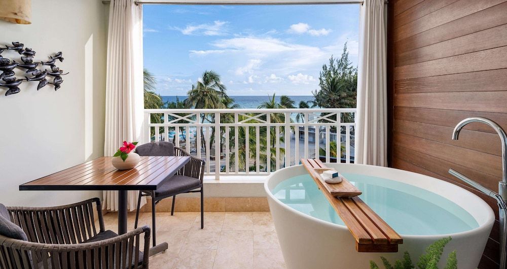 Club Suite, 1 Bedroom, Ocean View (Beachfront Club Level Suite)