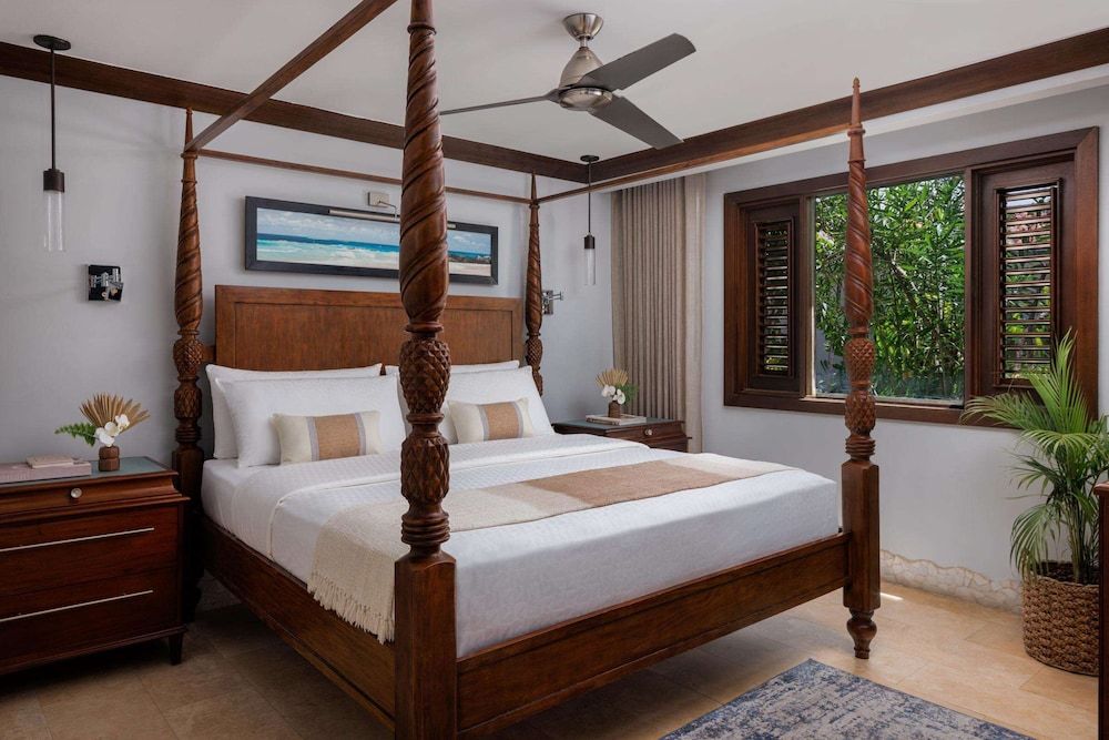 Luxury Suite, 1 Bedroom, Garden View (Crystal Lagoon Swim-Up Butler Suite)