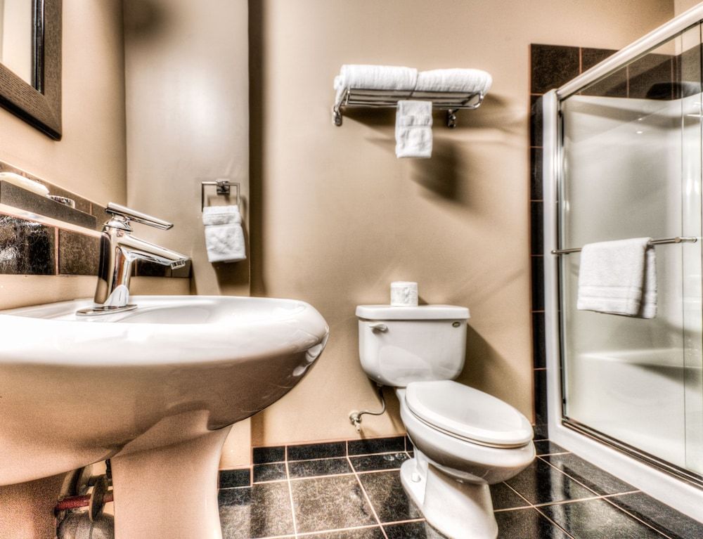 Podollan Inn & Spa Grande Prairie King Bachelor Walk in Shower 4