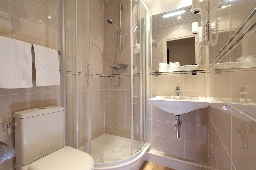 Hotel The Originals Paris Paix République Double Room 5