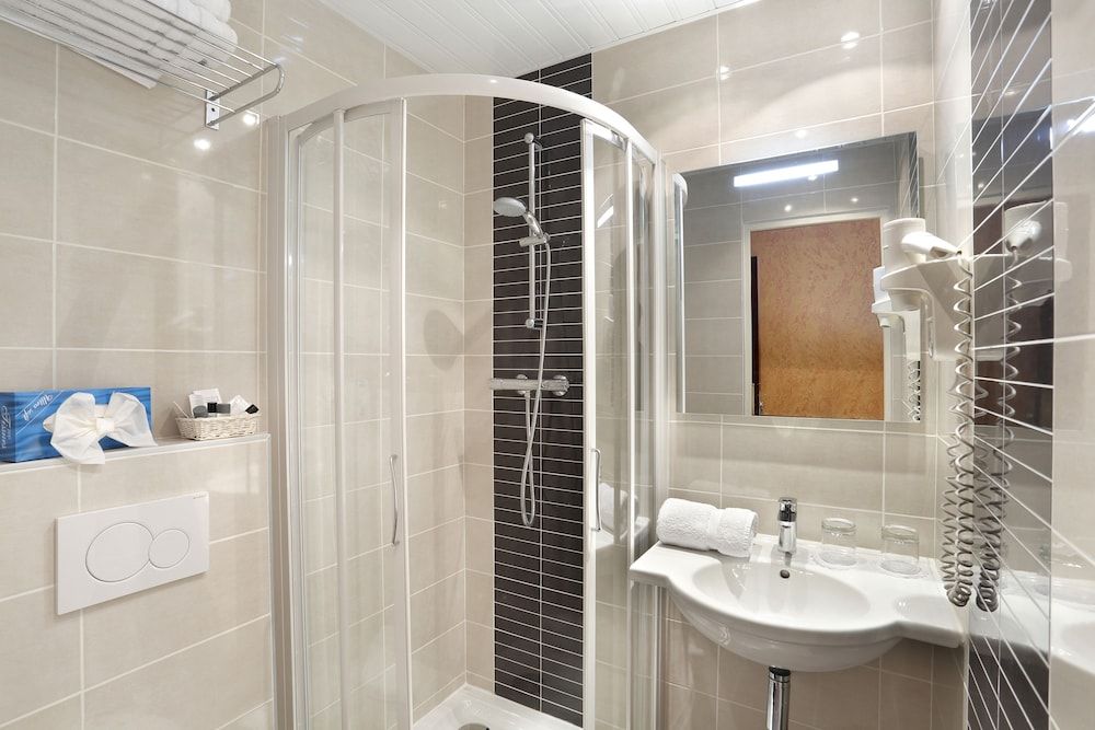 Hotel The Originals Paris Paix République Double Room 6