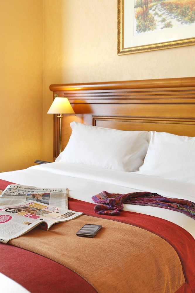 Hotel The Originals Paris Paix République Double Room 4