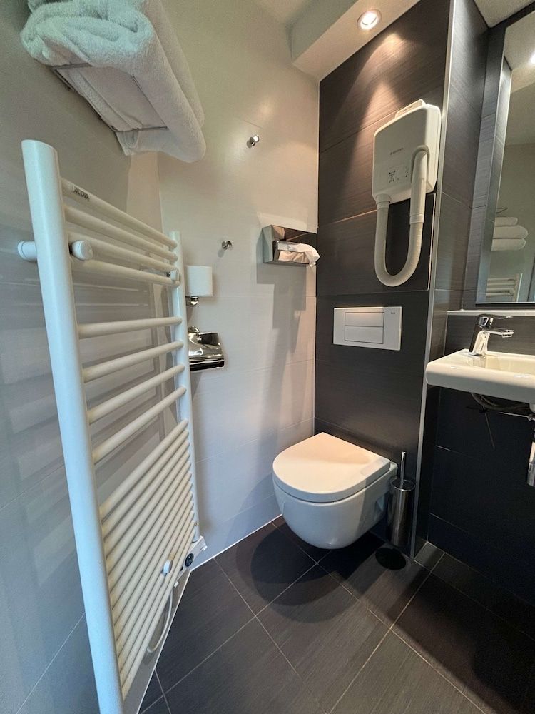 Kyriad Bordeaux- Lormont Standard Double or Twin Room, 2 Twin Beds 4