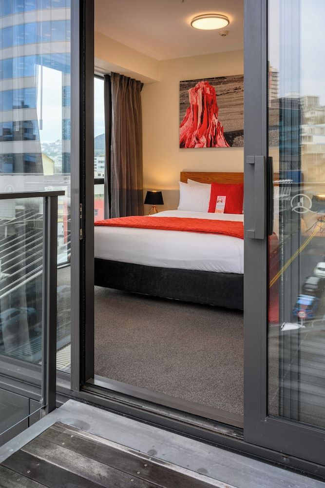 Boulcott Suites Premium Apartment, 1 Bedroom, Balcony, City View 2