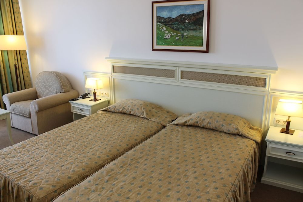 Double Room (Free Beach Access, Free Wifi, Parking)
