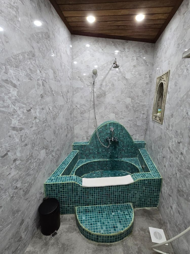 Dhow Palace Hotel Standard Twin Room 4