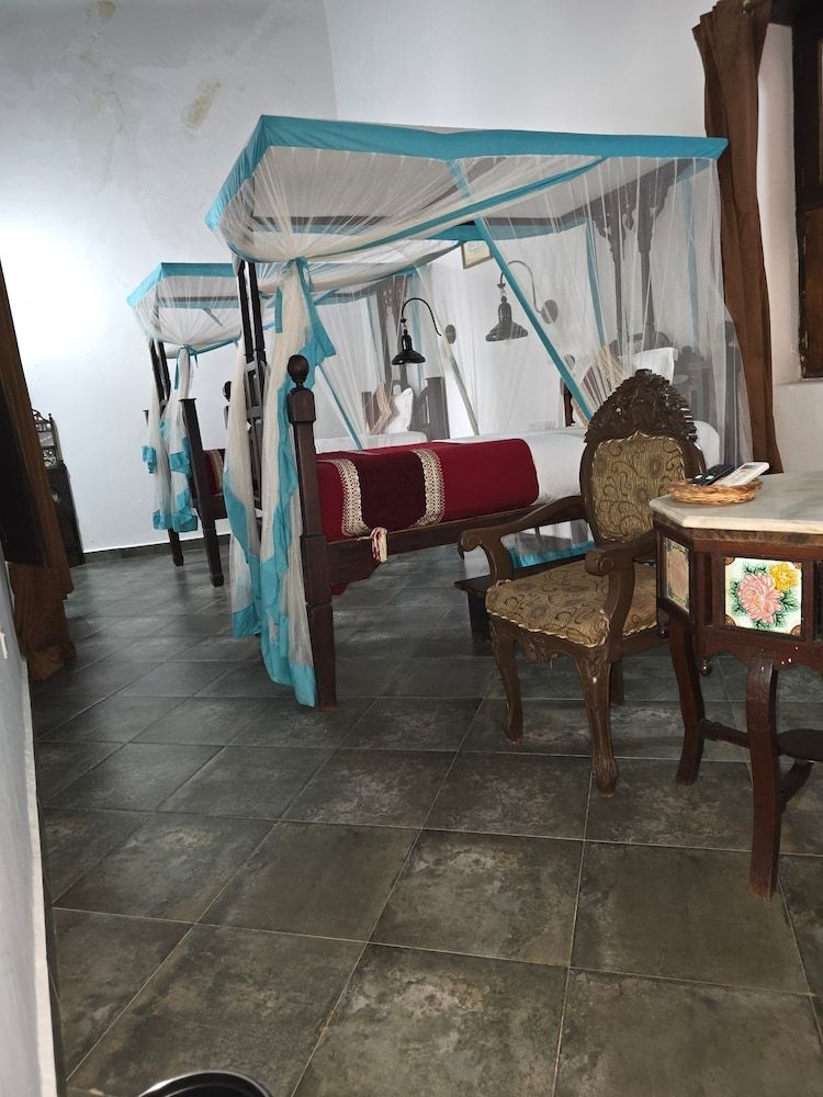 Dhow Palace Hotel Standard Twin Room 5