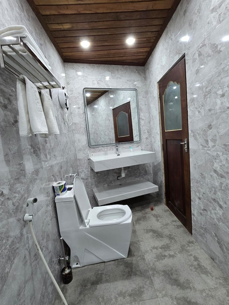 Dhow Palace Hotel Standard Twin Room 3