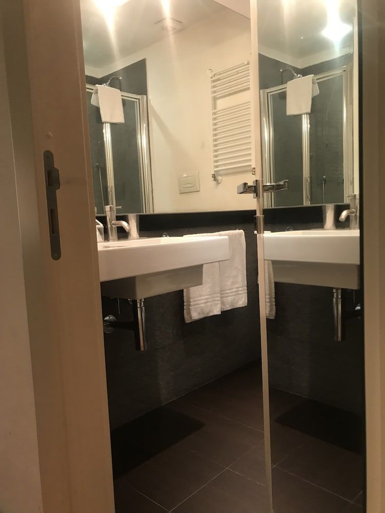 Suitedreams Standard Double Room 4