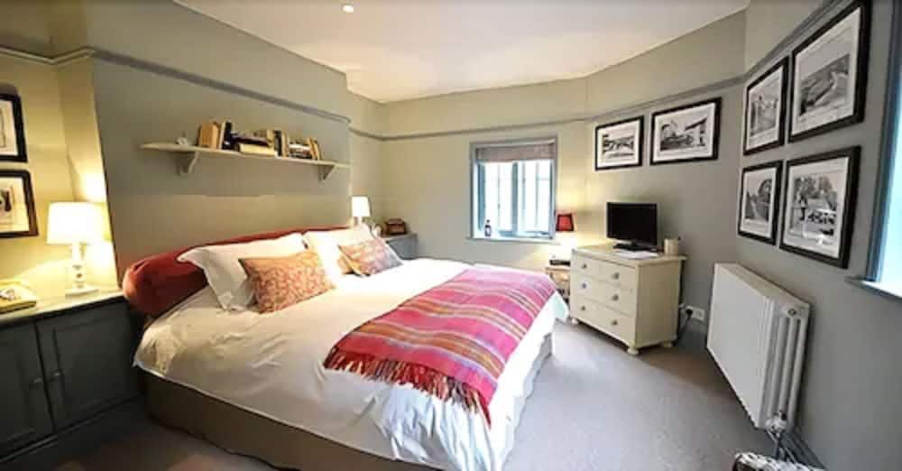 Bel & The Dragon Churt Comfy Double room 2