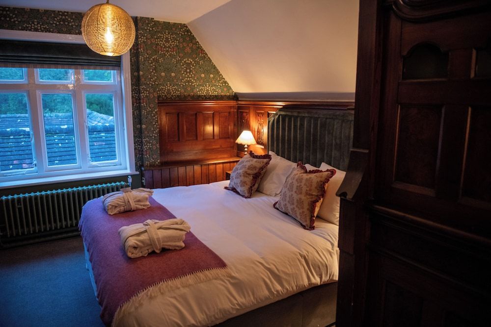 Bel & The Dragon Churt Family Room 4