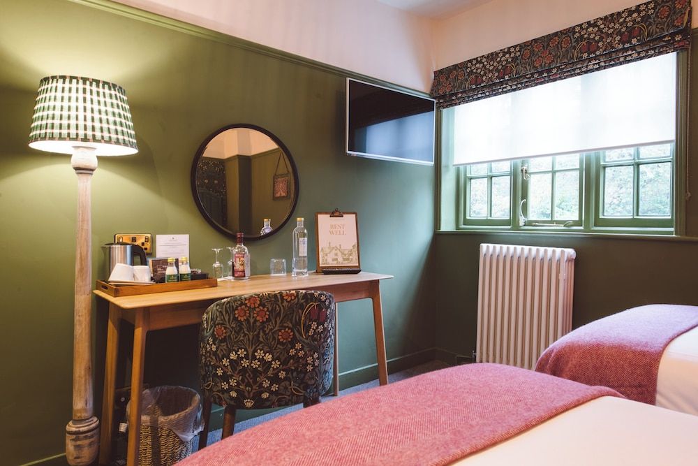 Bel & The Dragon Churt Comfy Twin Room 4