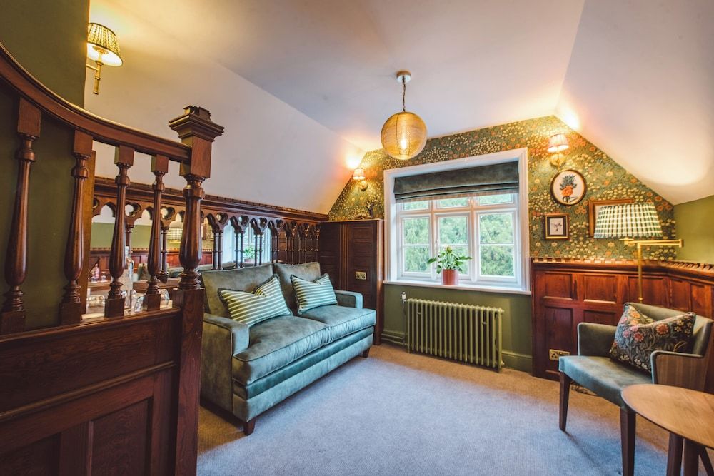 Bel & The Dragon Churt Family Room 9