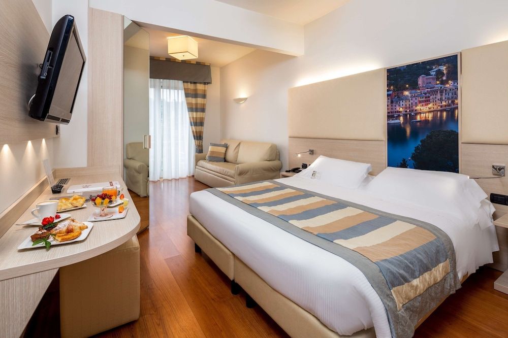 Deluxe Room, 1 Queen Bed, Balcony, Sea View