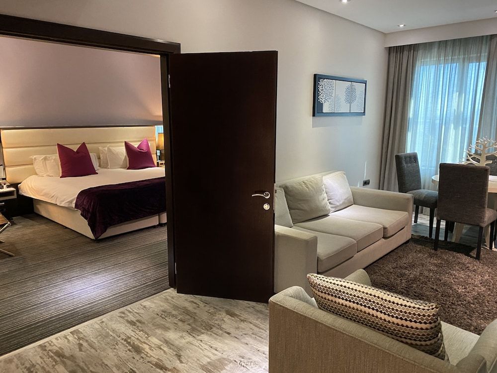 Executive Suite, 1 King Bed, Ensuite, Partial Ocean View