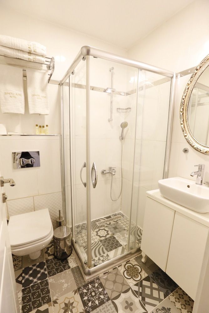 Diamond Royal Hotel Small Double Room 4