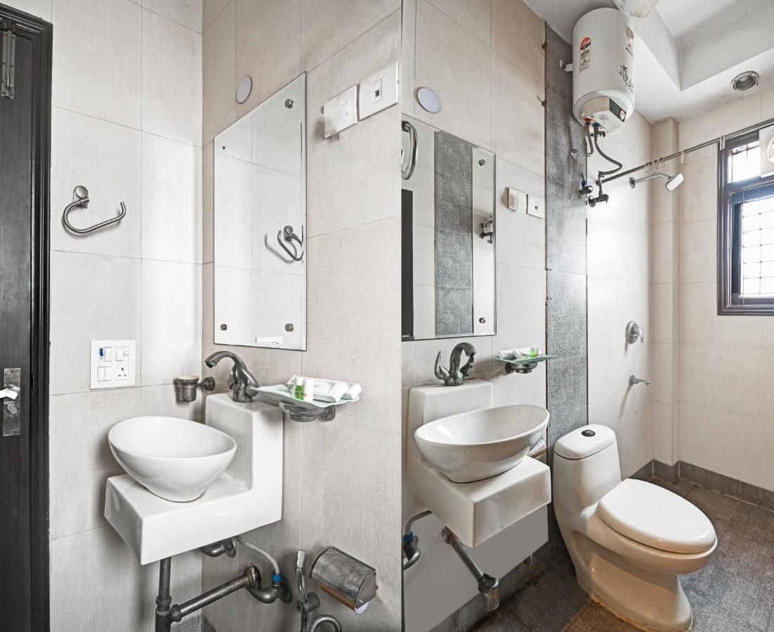 Hotel Amby Inn by Quadis - Lajpat Nagar Deluxe Room 8