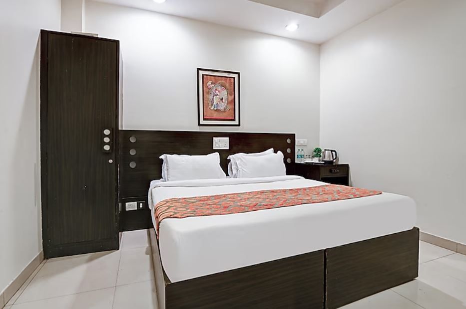 Hotel Amby Inn by Quadis - Lajpat Nagar Deluxe Room 7