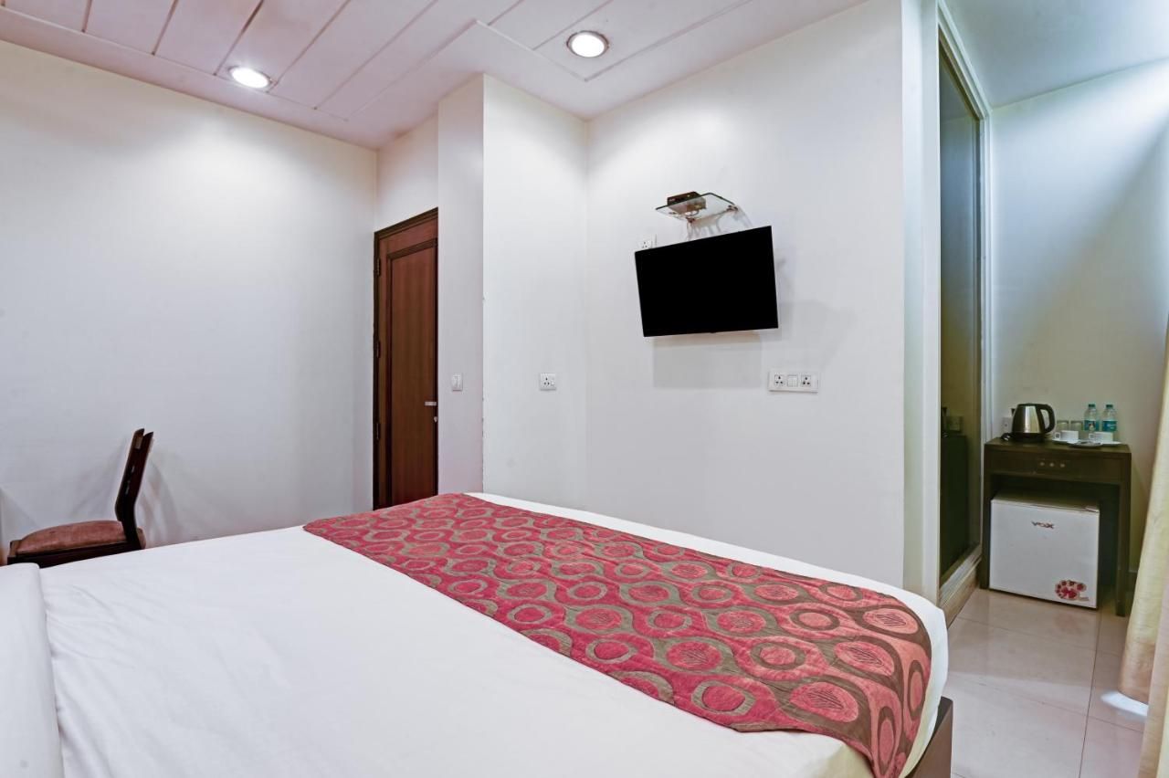 Hotel Amby Inn by Quadis - Lajpat Nagar Deluxe Room 2