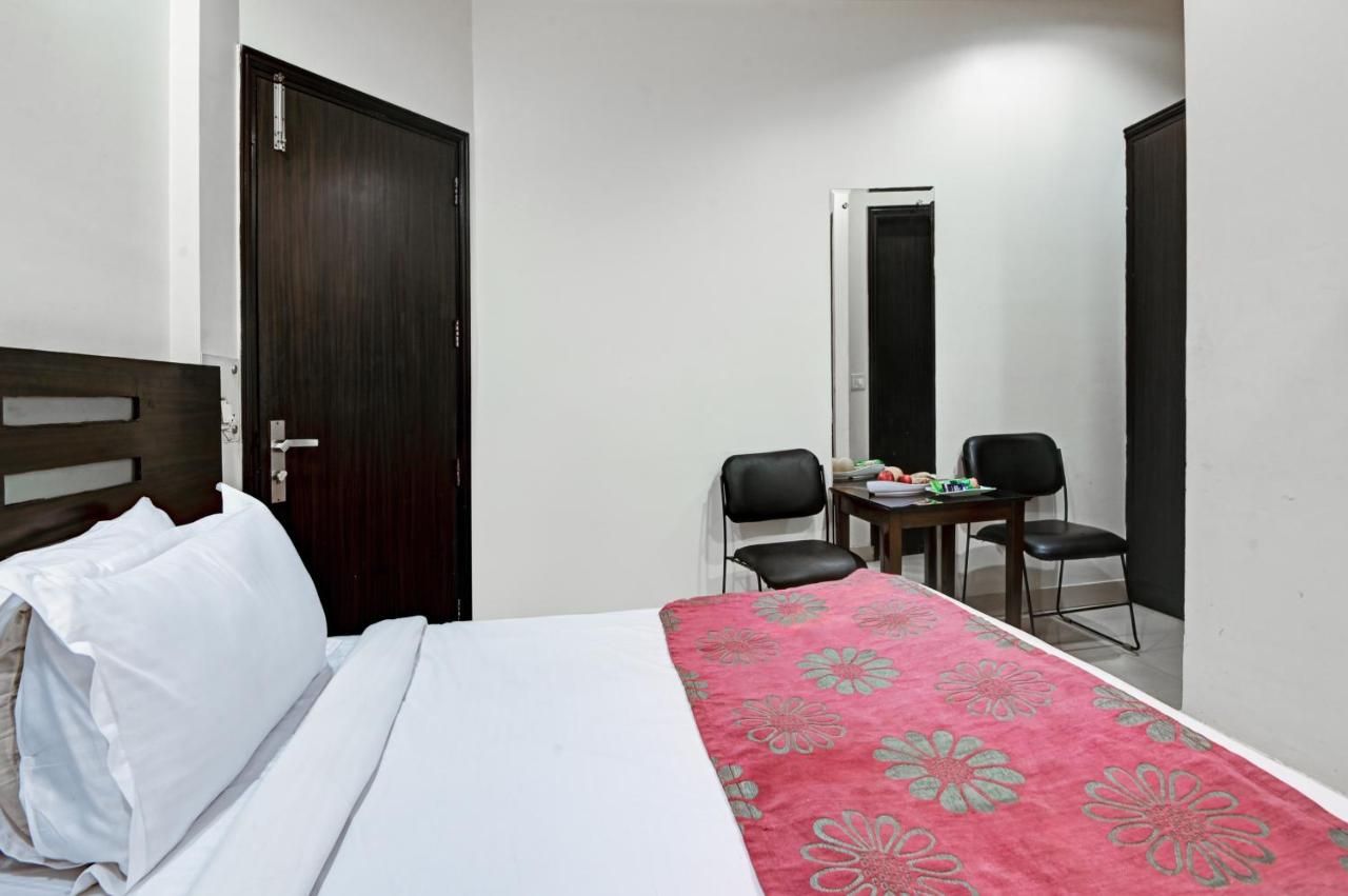Hotel Amby Inn by Quadis - Lajpat Nagar Deluxe Room 5
