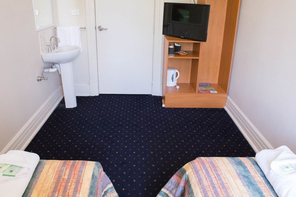 Gardners Inn Hotel Twin Shared with shared bathroom 2