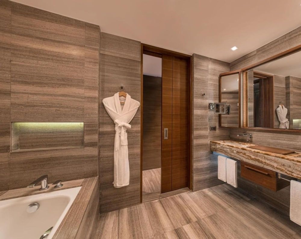 Marco Polo Ortigas Manila Premier Room, 1 King Bed 3