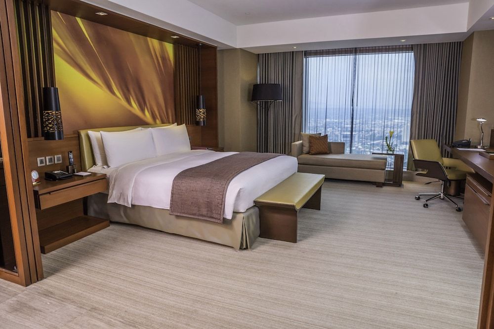 Marco Polo Ortigas Manila Deluxe Mountain View King Room