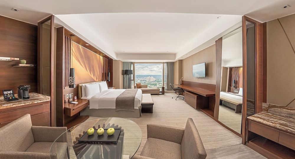 Marco Polo Ortigas Manila Premier Room, 1 King Bed 4