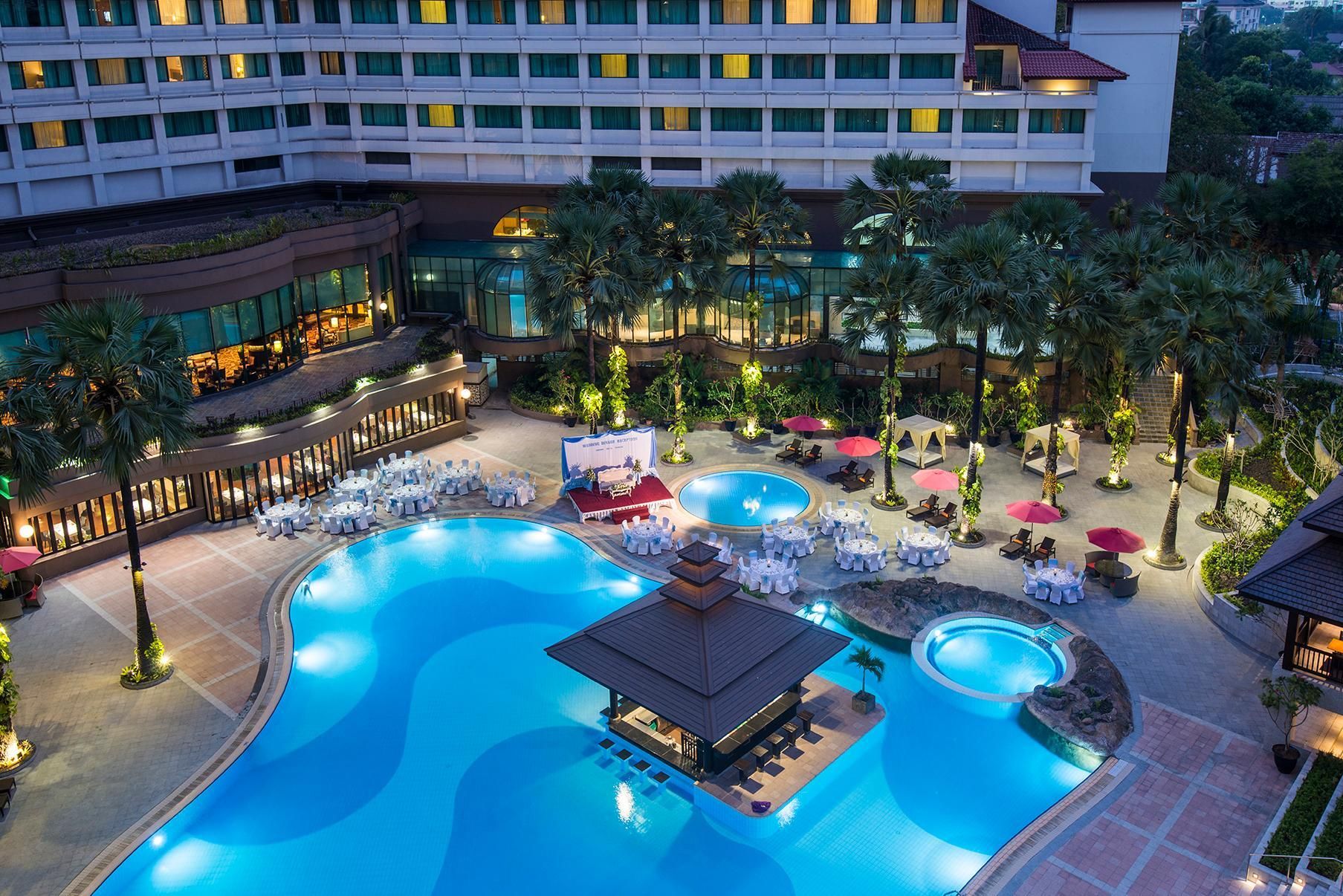 swimming pool [outdoor]