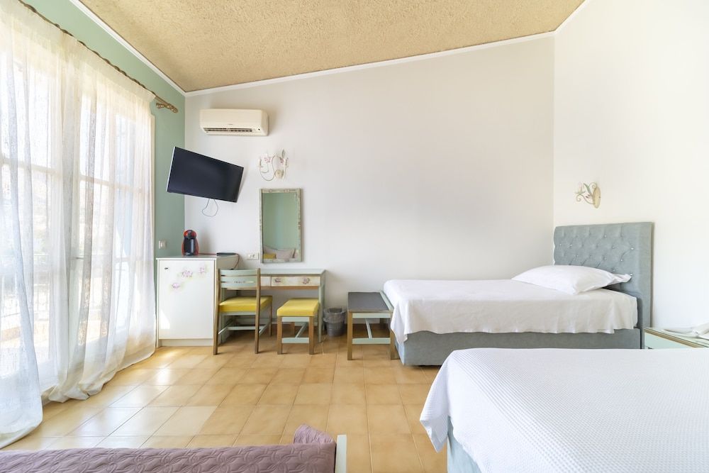 Hotel Agia Markella Classic Triple Room, Mountain View 2