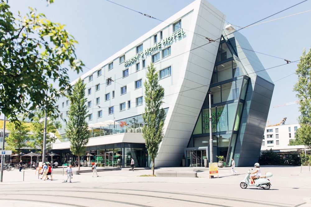 undefined harry’s home München Moosach hotel & apartments