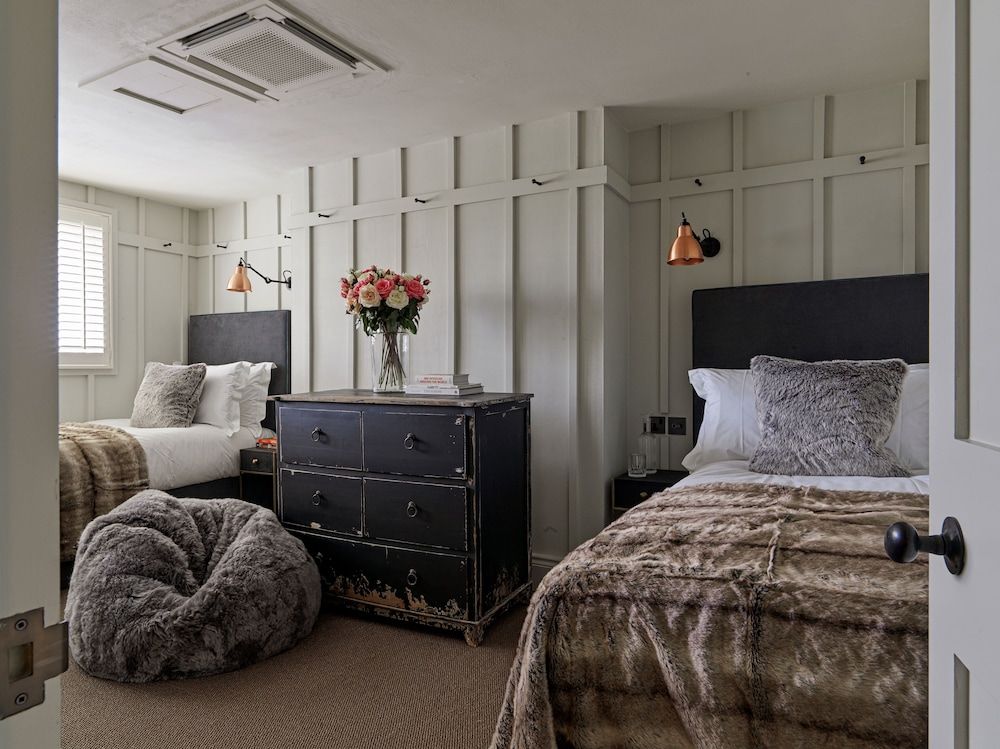 No 131 Family Room 4