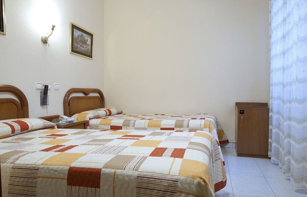 Hostal Maria Luisa Double or Twin Room 8