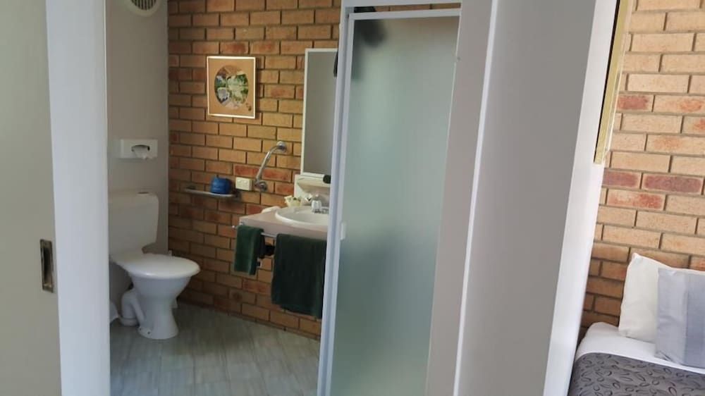 Balnarring Village Motor Inn Deluxe Spa 5