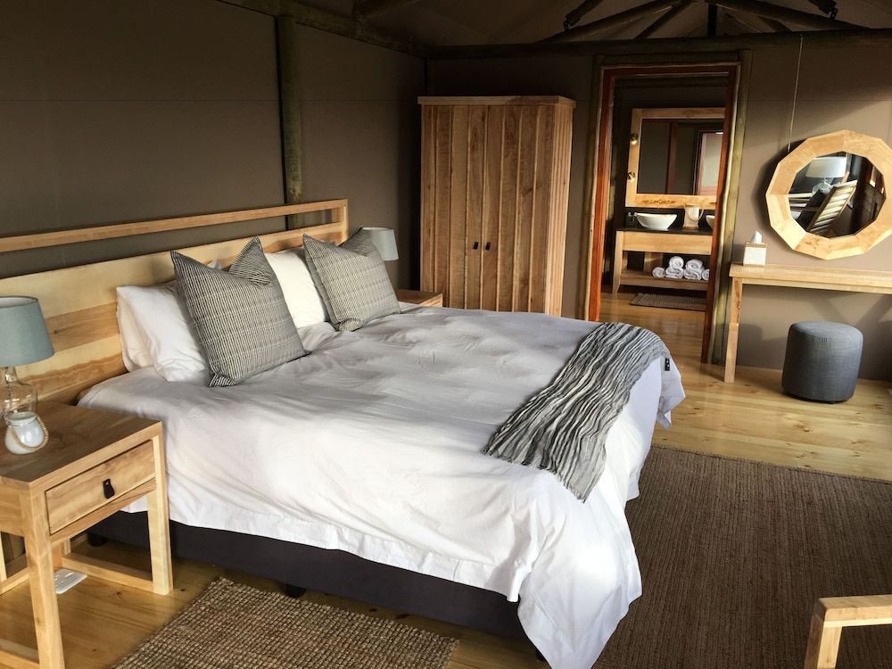 Hlosi Game Lodge - Amakhala Game Reserve Luxury Tent, 2 Bedrooms 4