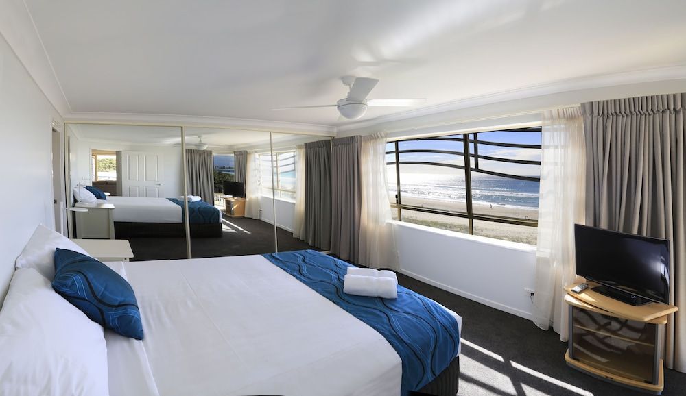 Golden Riviera Beach Resort Apartment, 2 Bedrooms, Beachfront 9