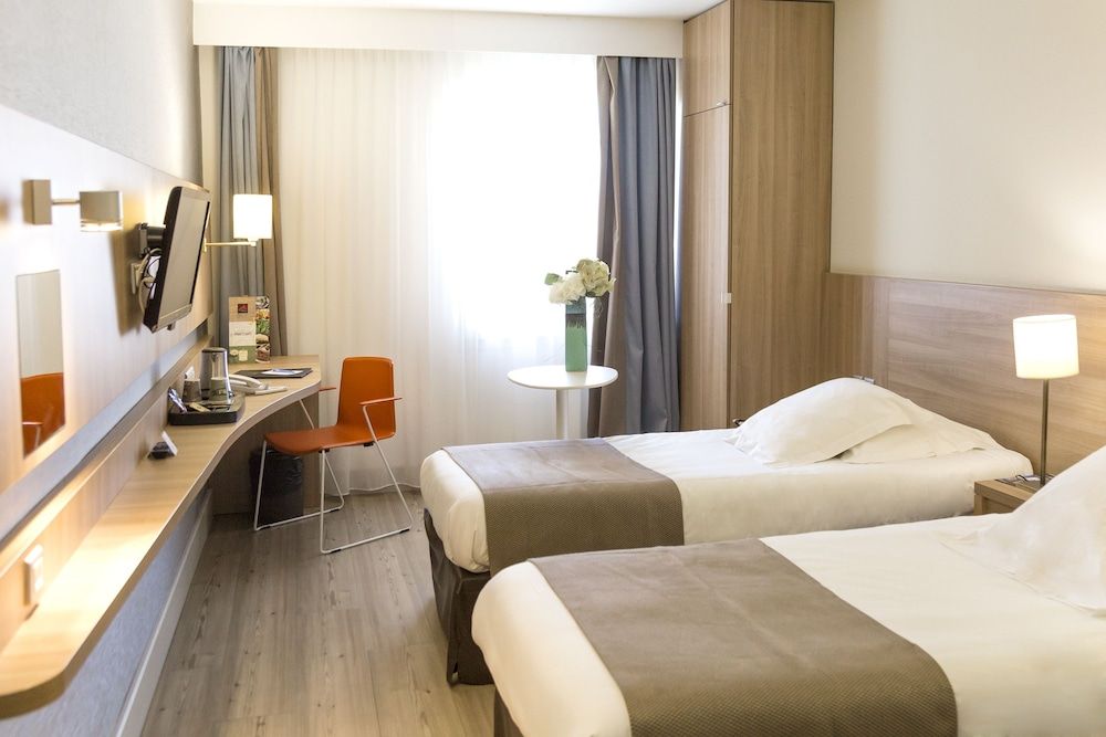 Comfort Room, 1 Queen Bed, Smoking (with Single Sofabed)