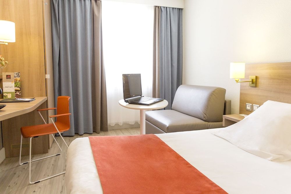 Comfort Room, 1 Queen Bed, Smoking (with Single Sofabed)