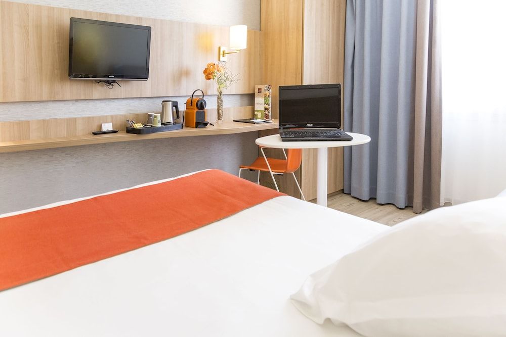 Comfort Room, 1 King Bed, Smoking
