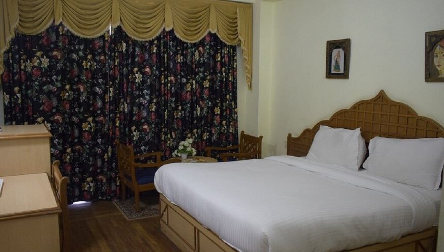 Hotel Snow King Retreat Superior Room with One Double Bed For 2 Pax with Swing /Lawn/ Mountain View