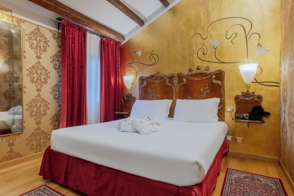 Ca' dell'Arte Deluxe Room 3