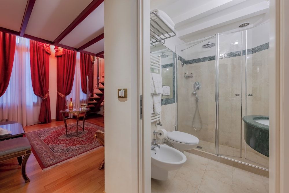 Ca' dell'Arte Deluxe Room 6