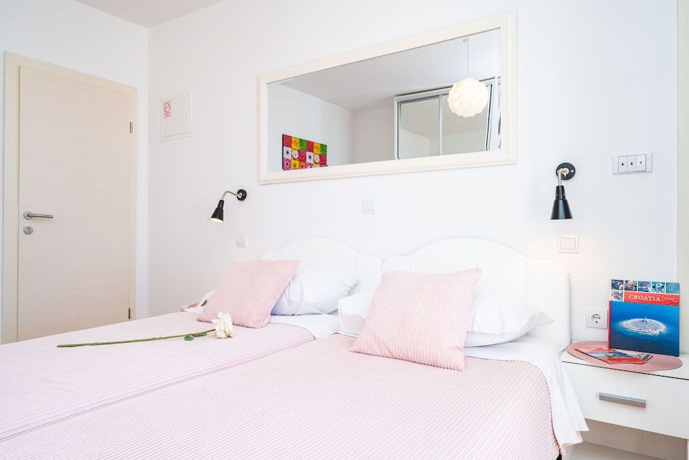 Jele Rooms Twin Room (Balcony & Shared Kitchen) 14