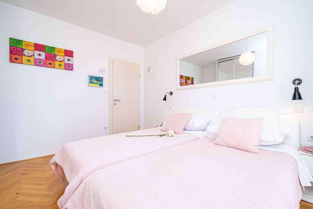 Jele Rooms Twin Room (Balcony & Shared Kitchen) 12