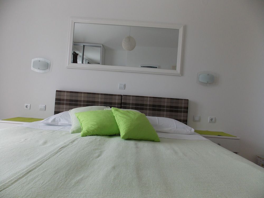 Jele Rooms Twin Room (Balcony & Shared Kitchen) 3