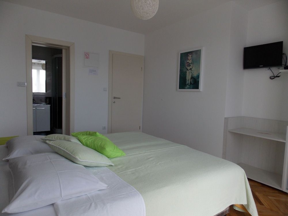 Jele Rooms Twin Room (Balcony & Shared Kitchen) 5